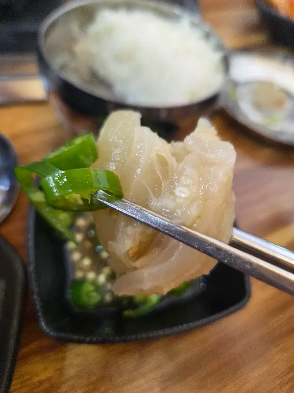 스지를 젓가락으로 집어 올린 모습