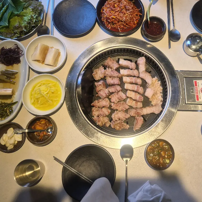 맛찬들 왕소금구이 한 상 차림