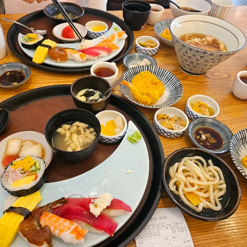 다양한 초밥 세트 메뉴