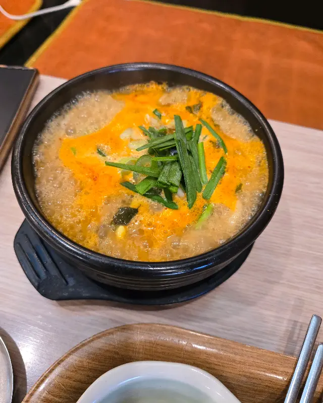 얼큰해 보이는 국밥