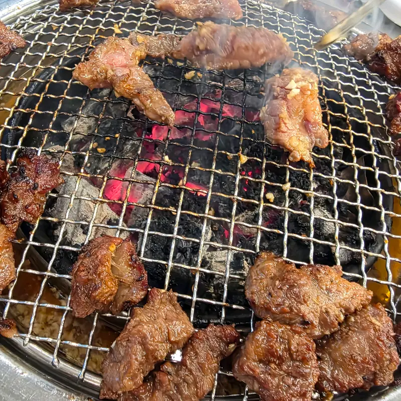 숯불에 구워지는 갈비살