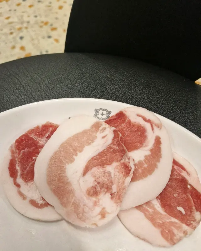 얇게 썰린 냉삼