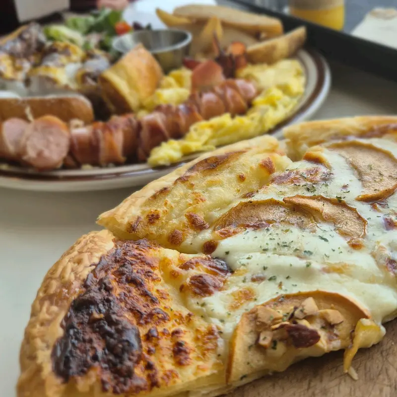 페이스트리 도우의 피자와 아메리칸 브랙퍼스트