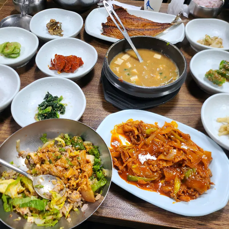 간고등어구이, 청국장, 두루치기까지 푸짐한 한 상