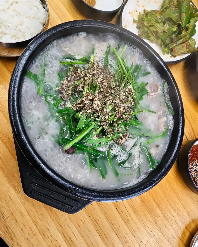 푸짐한 건더기가 인상적인 모듬국밥