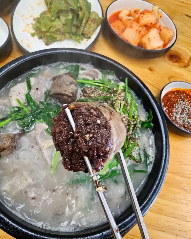 젓가락으로 들어올린 피순대