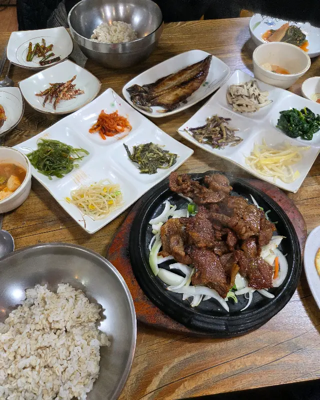 다채로운 반찬들이 가득한 상차림