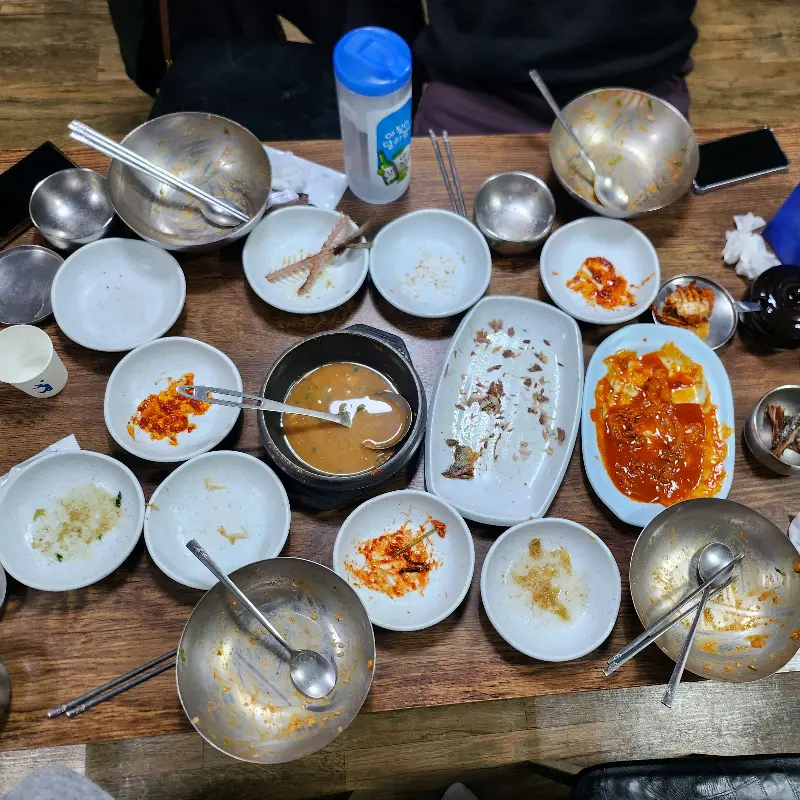 깨끗하게 비워진 식탁