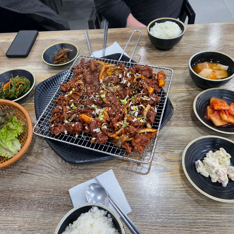 푸짐하게 차려진 한 상