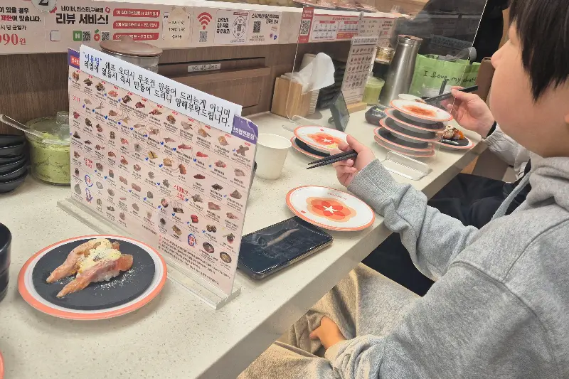 초밥을 먹고 있는 아이의 모습