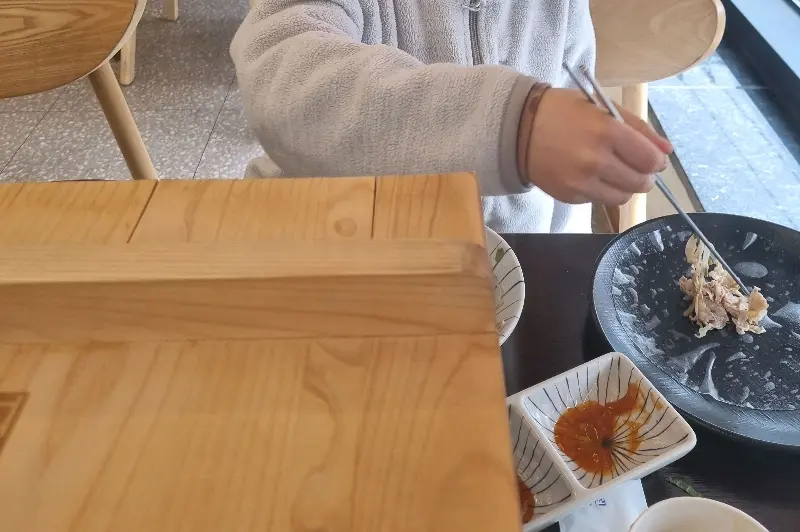 편백찜 먹는 모습