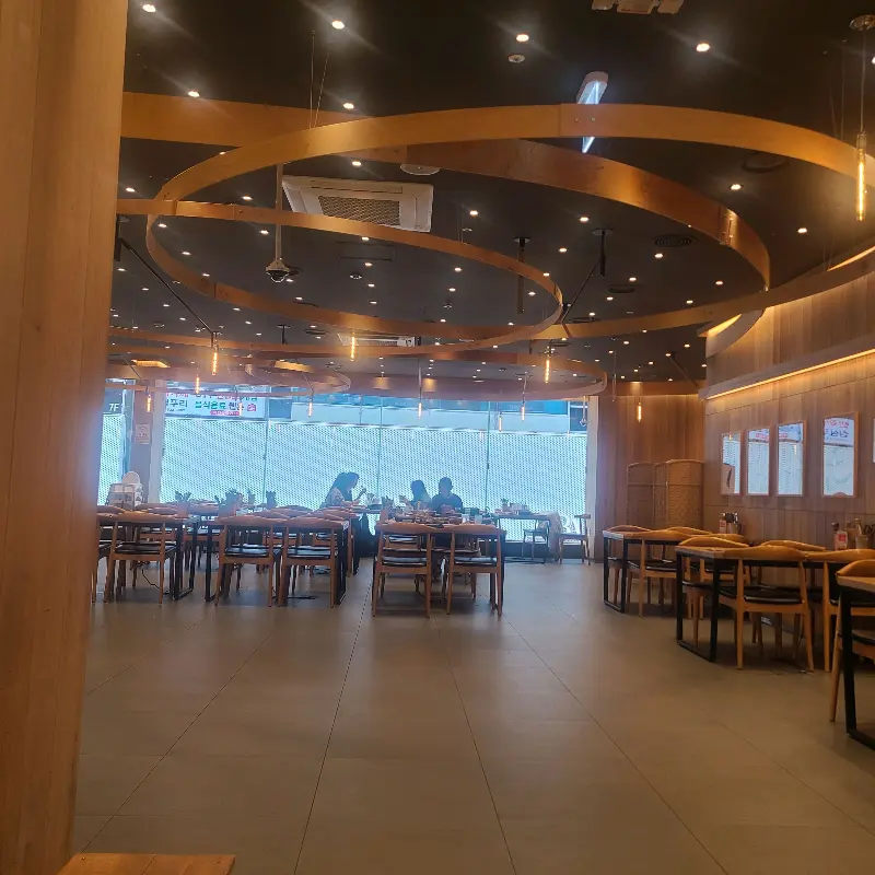 넓고 쾌적한 매장 내부