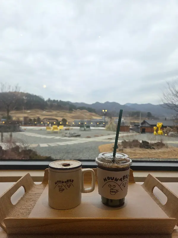 창밖을 배경으로 놓인 라떼