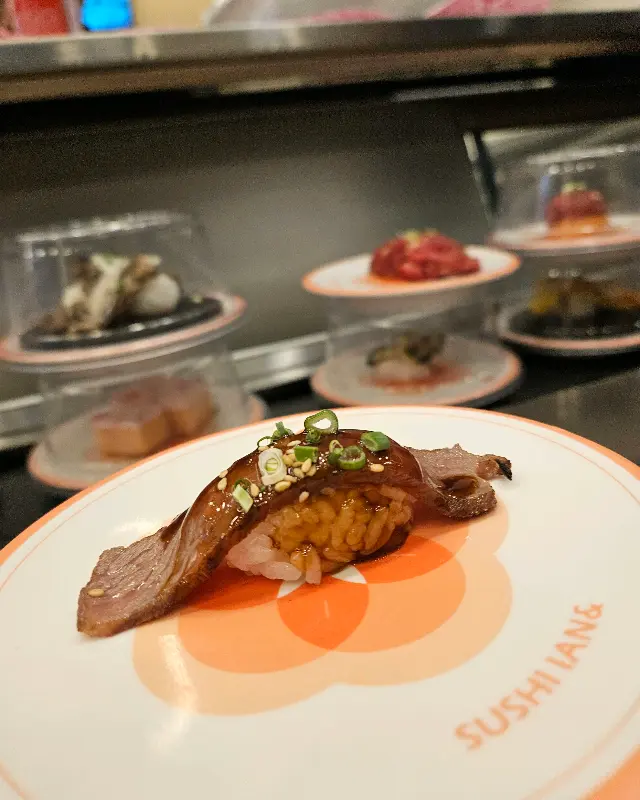 윤기가 흐르는 육회 초밥