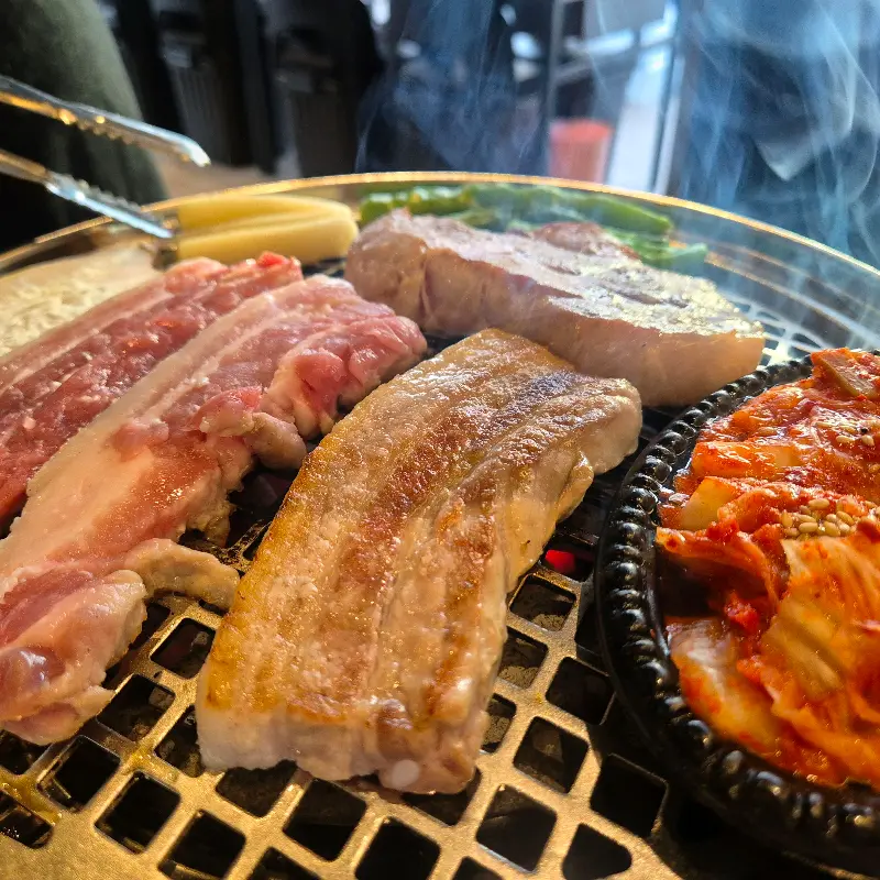 노릇하게 구워진 삼겹살과 김치