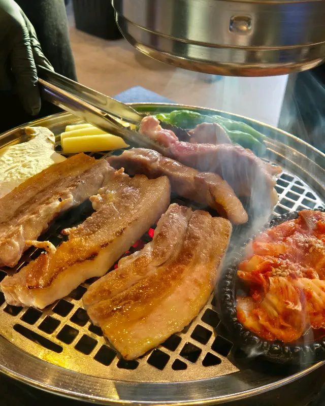 전문가의 손길로 구워지는 고기