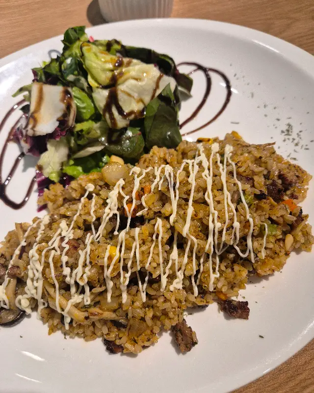 마요네즈 소스가 뿌려진 필라프