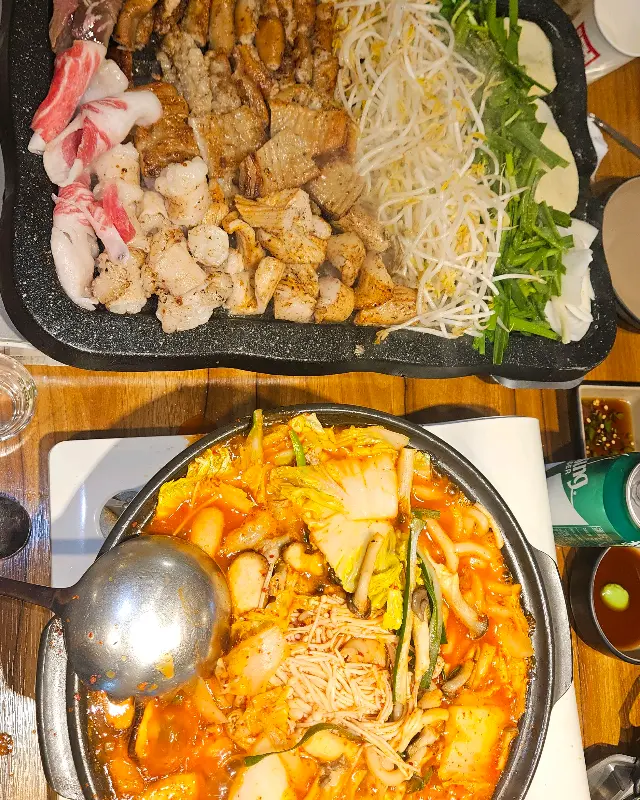 모듬구이와 곱창전골이 함께 차려진 푸짐한 상차림