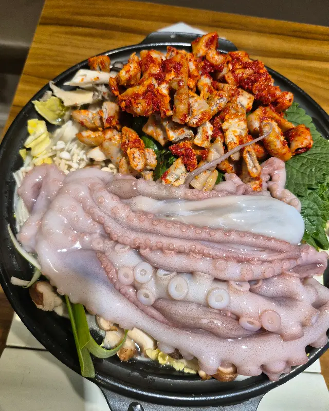 신선한 낙지가 통째로 들어간 낙지 곱창전골