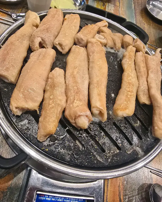 불판 위에 길게 늘어선 막창