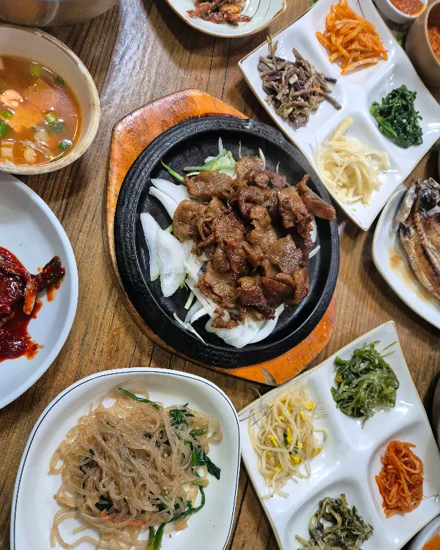 숯불고기의 윤기 흐르는 비주얼