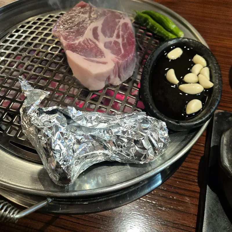 목살과 구운 마늘