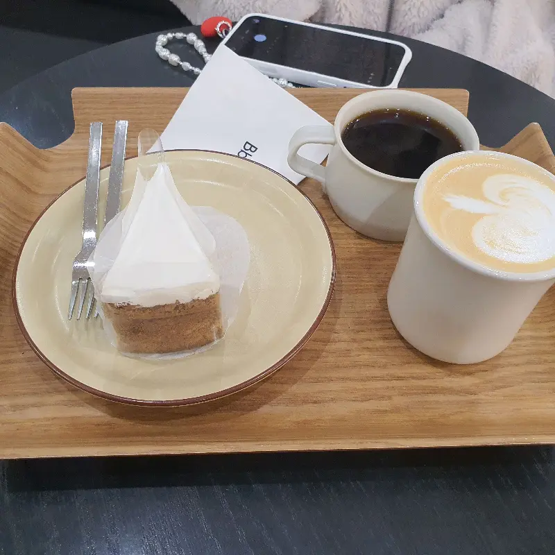 빈브라더스 커피와 케이크