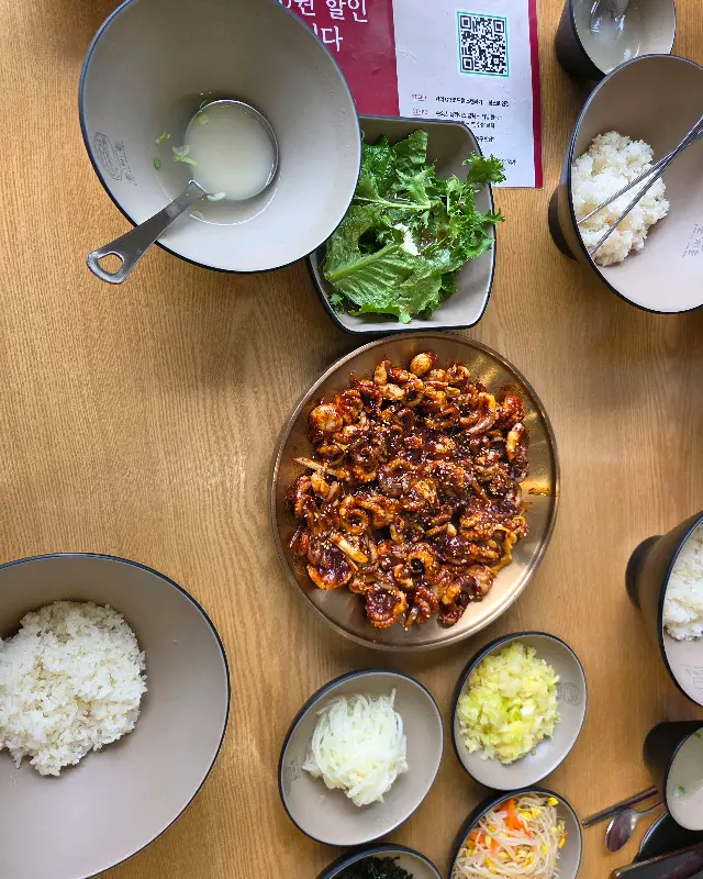 쭈꾸미 볶음과 곁들임 반찬