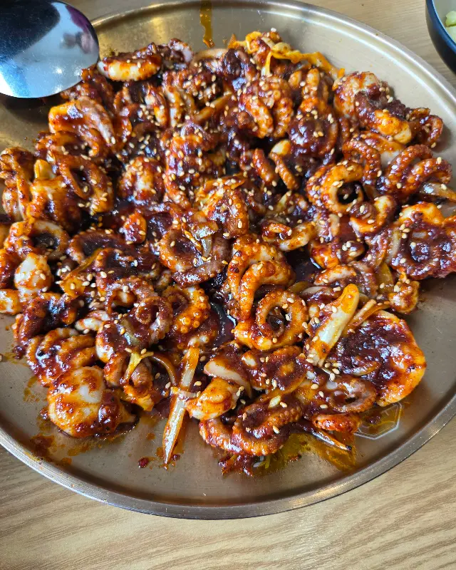 윤기가 흐르는 쭈꾸미볶음