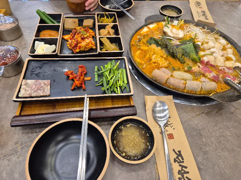 정갈하게 차려진 밑반찬과 순대전골의 모습