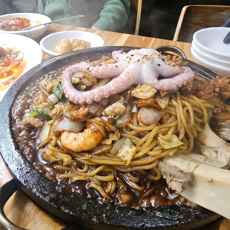 왕갈비 해물 돌판 짜장의 푸짐한 한상차림