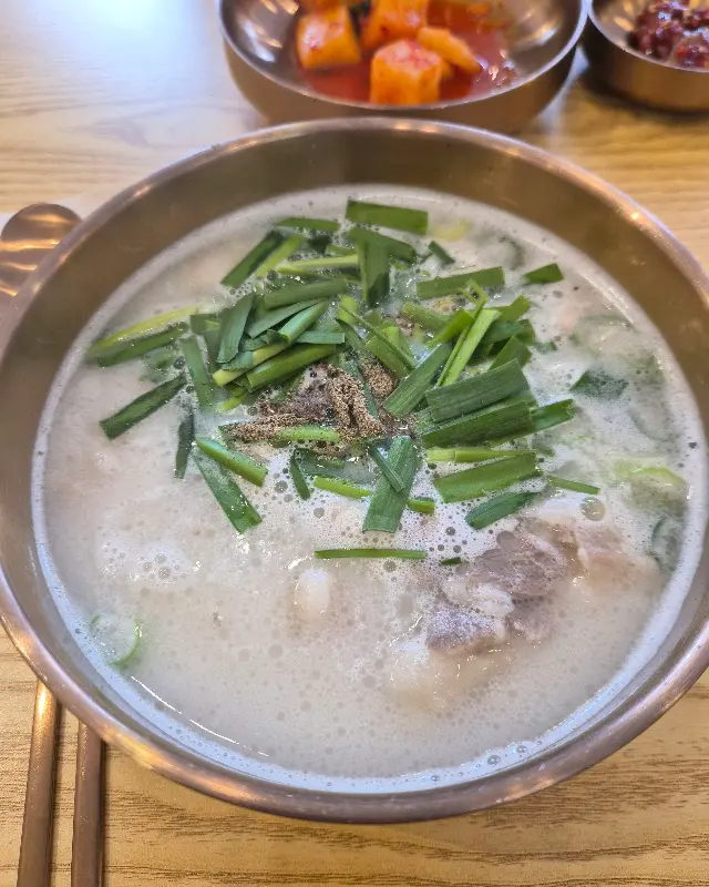 놋그릇에 담겨져 나온 국밥