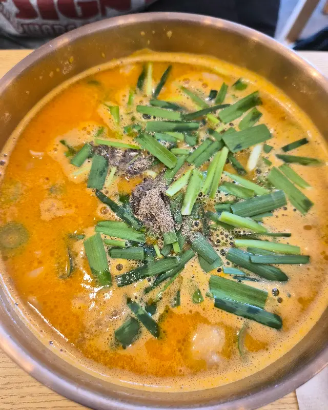 얼큰국밥에 듬뿍 올려진 파