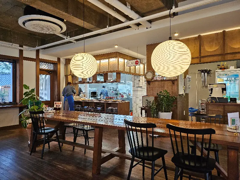 따뜻하고 아늑한 분위기의 메시56 내부