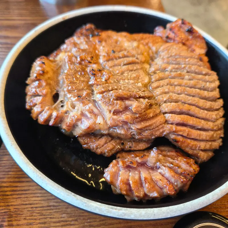 초벌되어 나온 윤기 흐르는 양념목살