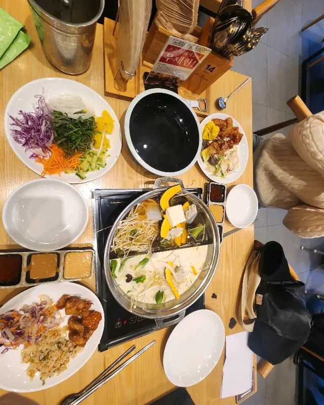 테이블 위에 차려진 푸짐한 음식