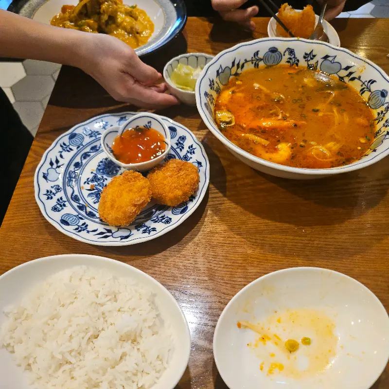 맛있는 음식과 함께하는 행복한 시간