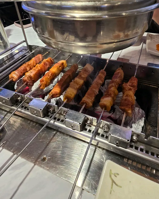 숯불 위에서 맛있게 익어가는 양꼬치
