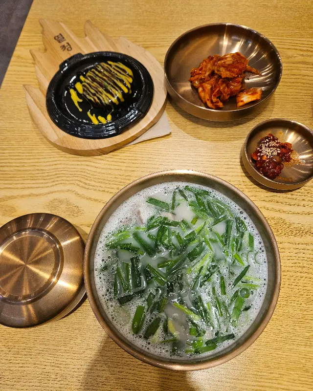 함박스테이크와 국밥, 김치, 깍두기가 한 상 가득 차려진 모습