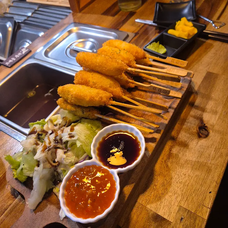 바삭한 튀김옷이 매력적인 쿠시카츠