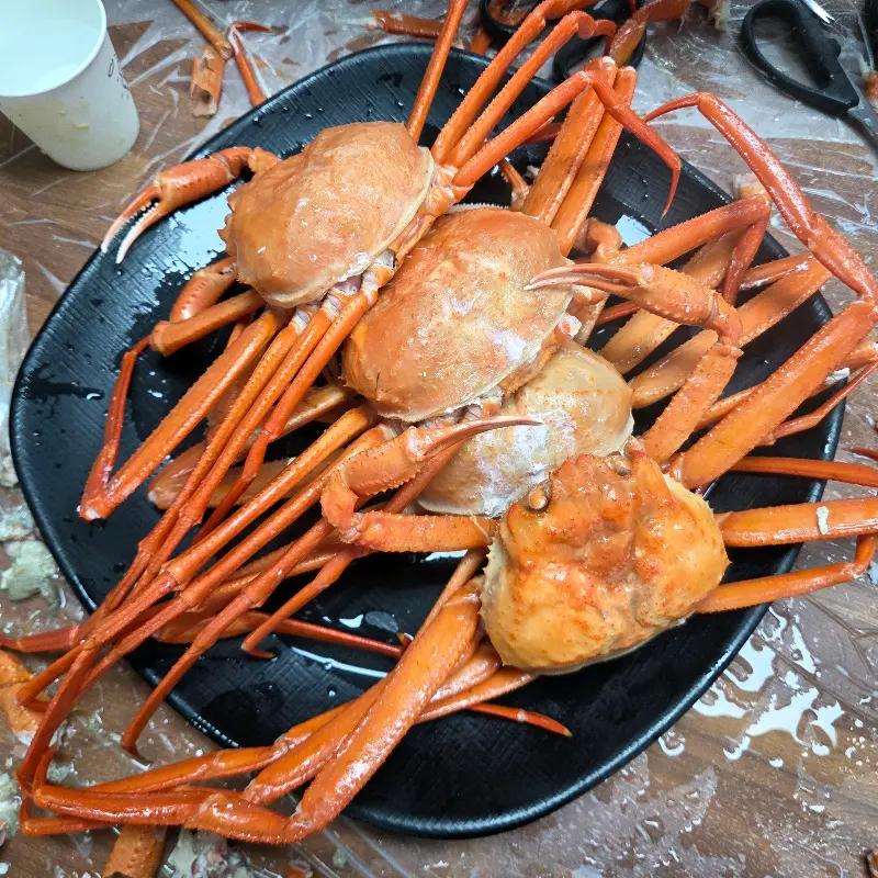 홍게 몸통과 다리가 가득 담긴 접시