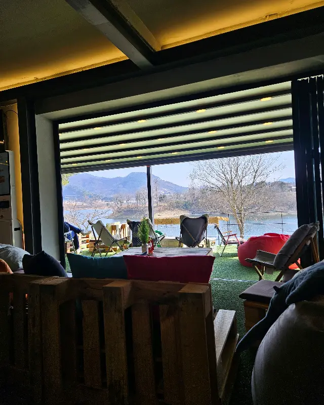 따뜻한 햇살 아래 뱅쇼와 초코라떼를 즐기는 여유