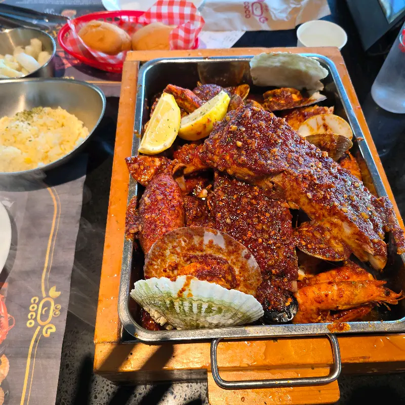 넓고 쾌적한 LA 코코보일링 매장 내부