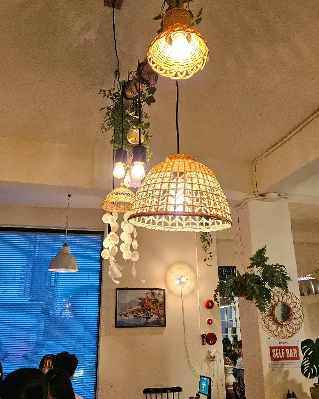 따뜻한 분위기를 자아내는 라탄 조명