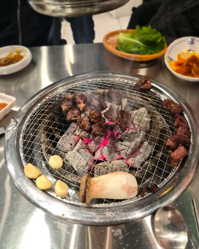 숯불 위에서 맛있게 익어가는 짝갈비살