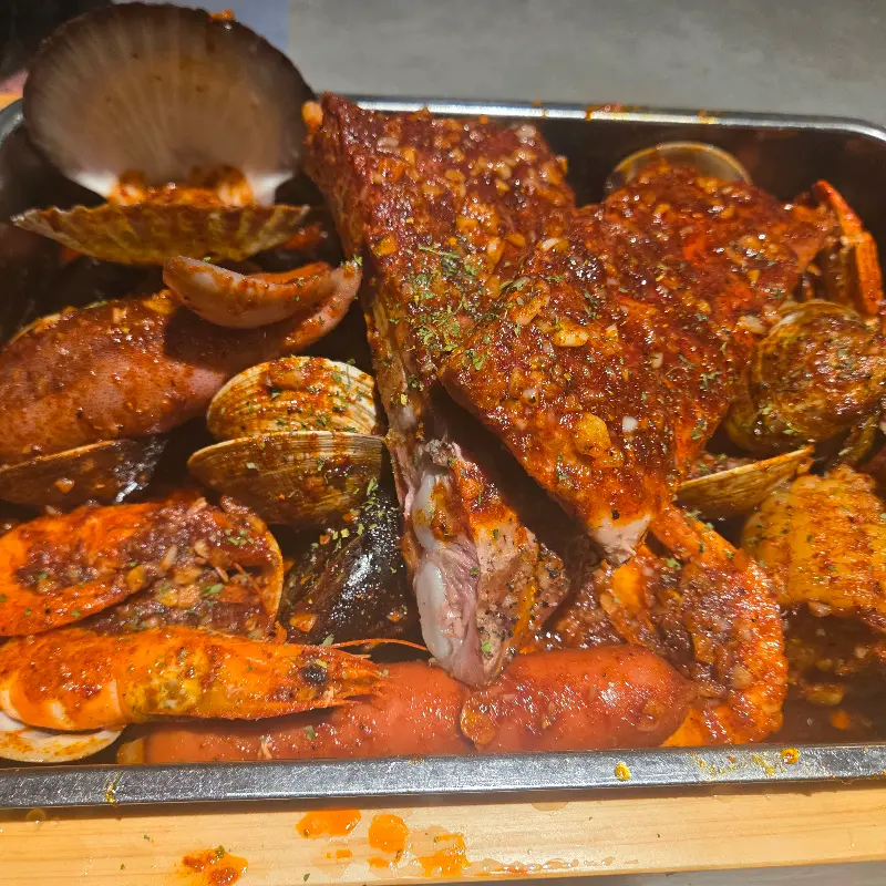 비주얼 쇼크! LA 코코보일링 '보일링 BBQ'