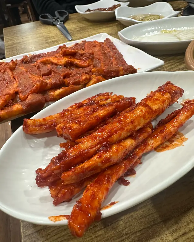 매콤달콤한 양념이 입혀진 더덕구이