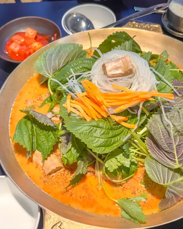 전골 속 다양한 재료들