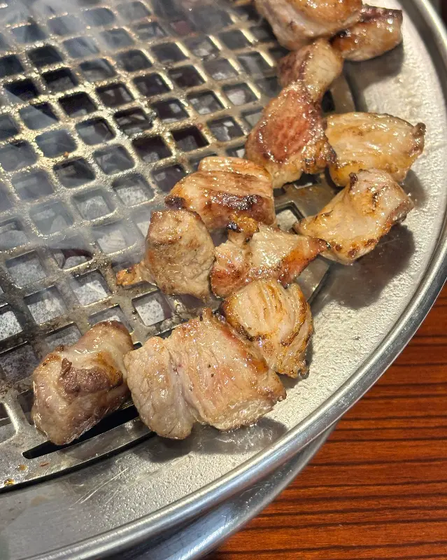 잘 구워진 목살 단면