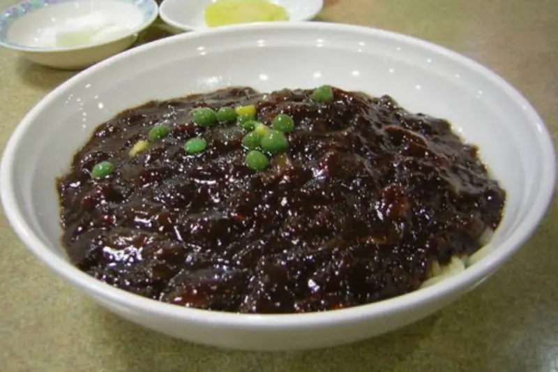 윤기가 흐르는 짜장면